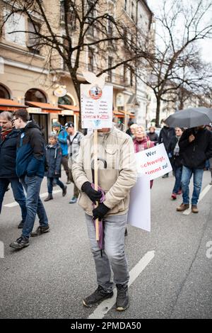 München, Deutschland. 12. April 2023. Am 12. April 2023 versammelten sich etwa 330 Menschen in München, Deutschland, um gegen Impfungen, gegen alle Waffenlieferungen und Hilfe für die Ukraine, gegen die Sanktionen gegen Russland, für die Absetzung der deutschen Regierung und um die russische Sicht des Krieges zu verbreiten. Unter ihnen waren Verschwörungsideologen, Covid-Leugner, Reichsbuerger ( souveräne Bürger ) und Putinisten. (Foto: Alexander Pohl/Sipa USA) Guthaben: SIPA USA/Alamy Live News Stockfoto