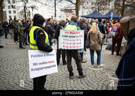 München, Deutschland. 12. April 2023. Am 12. April 2023 versammelten sich etwa 330 Menschen in München, Deutschland, um gegen Impfungen, gegen alle Waffenlieferungen und Hilfe für die Ukraine, gegen die Sanktionen gegen Russland, für die Absetzung der deutschen Regierung und um die russische Sicht des Krieges zu verbreiten. Unter ihnen waren Verschwörungsideologen, Covid-Leugner, Reichsbuerger ( souveräne Bürger ) und Putinisten. (Foto: Alexander Pohl/Sipa USA) Guthaben: SIPA USA/Alamy Live News Stockfoto