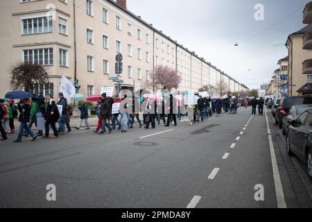 München, Deutschland. 12. April 2023. Am 12. April 2023 versammelten sich etwa 330 Menschen in München, Deutschland, um gegen Impfungen, gegen alle Waffenlieferungen und Hilfe für die Ukraine, gegen die Sanktionen gegen Russland, für die Absetzung der deutschen Regierung und um die russische Sicht des Krieges zu verbreiten. Unter ihnen waren Verschwörungsideologen, Covid-Leugner, Reichsbuerger ( souveräne Bürger ) und Putinisten. (Foto: Alexander Pohl/Sipa USA) Guthaben: SIPA USA/Alamy Live News Stockfoto