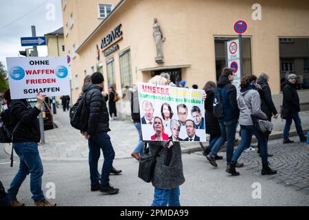 Pro-russische Sgn gegen Olaf Scholz, Annalena Baerbock, Karl Lauterbach, Robert Habeck, Nancy Faeser, Marie-Agnes Strack-Zimmermann, Boris Pistorius. Am 12. April 2023 versammelten sich etwa 330 Menschen in München, Deutschland, um gegen Impfungen, gegen alle Waffenlieferungen und Hilfe für die Ukraine, gegen die Sanktionen gegen Russland, für die Absetzung der deutschen Regierung und um die russische Sicht des Krieges zu verbreiten. Unter ihnen waren Verschwörungsideologen, Covid-Leugner, Reichsbuerger ( souveräne Bürger ) und Putinisten. (Foto: Alexander Pohl/Sipa USA) Stockfoto