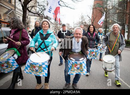 München, Deutschland. 12. April 2023. Am 12. April 2023 versammelten sich etwa 330 Menschen in München, Deutschland, um gegen Impfungen, gegen alle Waffenlieferungen und Hilfe für die Ukraine, gegen die Sanktionen gegen Russland, für die Absetzung der deutschen Regierung und um die russische Sicht des Krieges zu verbreiten. Unter ihnen waren Verschwörungsideologen, Covid-Leugner, Reichsbuerger ( souveräne Bürger ) und Putinisten. (Foto: Alexander Pohl/Sipa USA) Guthaben: SIPA USA/Alamy Live News Stockfoto