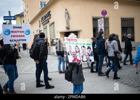 Pro-russische Sgn gegen Olaf Scholz, Annalena Baerbock, Karl Lauterbach, Robert Habeck, Nancy Faeser, Marie-Agnes Strack-Zimmermann, Boris Pistorius. Am 12. April 2023 versammelten sich etwa 330 Menschen in München, Deutschland, um gegen Impfungen, gegen alle Waffenlieferungen und Hilfe für die Ukraine, gegen die Sanktionen gegen Russland, für die Absetzung der deutschen Regierung und um die russische Sicht des Krieges zu verbreiten. Unter ihnen waren Verschwörungsideologen, Covid-Leugner, Reichsbuerger ( souveräne Bürger ) und Putinisten. (Foto: Alexander Pohl/Sipa USA) Stockfoto