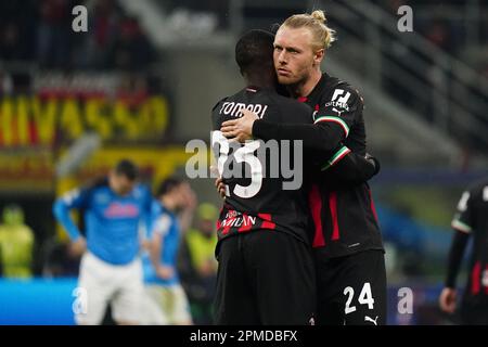 Fikayo Tomori (AC Mailand) und Simon Kjaer (AC Mailand) feiern den Sieg beim UEFA Champions League, Viertelfinale, 1.-teiliges Fußballspiel zwischen AC Mailand und SSC Napoli am 12. April 2023 im Stadion San Siro in Mailand, Italien – Foto Luca Rossini/E-Mage Stockfoto