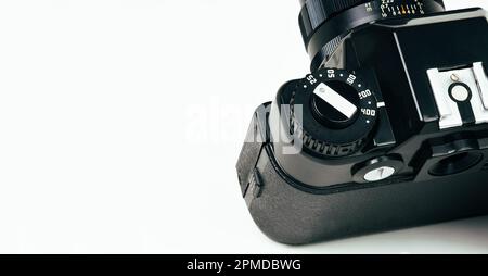 Nahaufnahme des iso-Wahlschalters der Filmkamera auf weißem Hintergrund mit Kopierbereich. Stockfoto