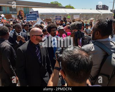 Memphis, Tennessee, USA. 12. April 2023. JUSTIN PEARSON führt einen marsch vom National Civil Rights Museum zum Shelby County Commission Building. (Kreditbild: © Sue Dorfman/ZUMA Press Wire) NUR REDAKTIONELLE VERWENDUNG! Nicht für den kommerziellen GEBRAUCH! Stockfoto