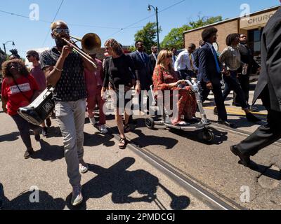 Memphis, Tennessee, USA. 12. April 2023. In der Tradition der Beale Street marschiert ein Posaunist mit Melodien, während GLORIA JOHNSON und JUSTIN JONES einen marsch vom National Civil Rights Museum zum Shelby County Commission Building antreten. (Kreditbild: © Sue Dorfman/ZUMA Press Wire) NUR REDAKTIONELLE VERWENDUNG! Nicht für den kommerziellen GEBRAUCH! Stockfoto