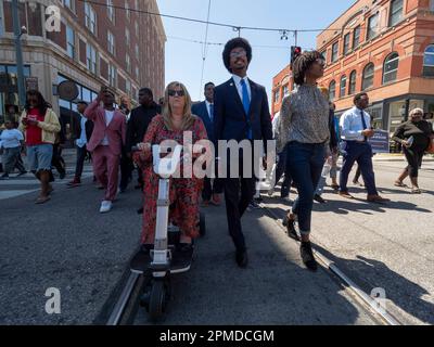 Memphis, Tennessee, USA. 12. April 2023. GLORIA JOHNSON und JUSTIN JONES führen einen marsch vom National Civil Rights Museum zum Shelby County Commission Building. (Kreditbild: © Sue Dorfman/ZUMA Press Wire) NUR REDAKTIONELLE VERWENDUNG! Nicht für den kommerziellen GEBRAUCH! Stockfoto