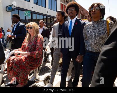 Memphis, Tennessee, USA. 12. April 2023. GLORIA JOHNSON, JUSTIN JONES und JUSTIN PEARSON führen einen marsch vom National Civil Rights Museum zum Shelby County Commission Building. (Kreditbild: © Sue Dorfman/ZUMA Press Wire) NUR REDAKTIONELLE VERWENDUNG! Nicht für den kommerziellen GEBRAUCH! Stockfoto