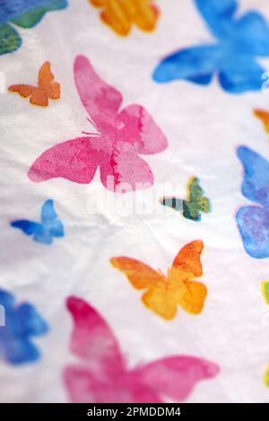 Farbenfrohe Schmetterlinge auf weißem Serviettenpapier Nahaufnahme des Hintergrunds große, hochwertige Sofortdrucke, Basisfotografie Stockfoto
