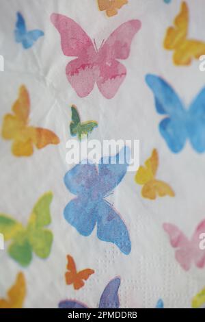 Farbenfrohe Schmetterlinge auf weißem Serviettenpapier Nahaufnahme des Hintergrunds große, hochwertige Sofortdrucke, Basisfotografie Stockfoto