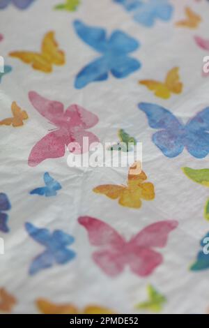 Farbenfrohe Schmetterlinge auf weißem Serviettenpapier Nahaufnahme des Hintergrunds große, hochwertige Sofortdrucke, Basisfotografie Stockfoto