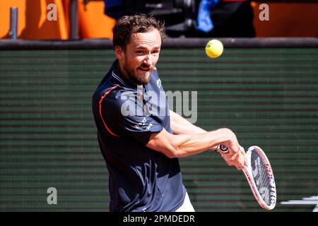 Monte Carlo, Monaco. 12. April 2023. Monte-Carlo Country Club MONTE-CARLO, MONACO - 12. APRIL: Daniil Medvedev spielt am 4. Tag der Rolex Monte-Carlo Masters im Monte-Carlo Country Club am 12. April 2023 in Monte-Carlo, Monaco, gegen Lorenzo Sonego von Italien. (Foto: Marcio Machado/Eurasia Sport Images/SPP) (Marcio Machado/Eurasia Sport Images/SPP) Kredit: SPP Sport Press Photo. Alamy Live News Stockfoto