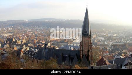 Lutherische Gemeindekirche St. Maria, Blick aus Schlossberg auf die Stadtlandschaft, Panoramaaufnahme, Marburg, Deutschland Stockfoto