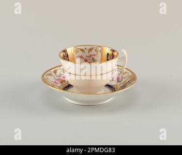 Tasse und Untertasse; möglicherweise von Spode Ceramic Works; Porzellan, Overglaze-Emaille und Vergoldung; Tasse: 6 x 10,2 cm (2 3/8 x 4 Zoll) Untertasse: 14,4 mm Durchmesser x 3 cm (5 11/16 x 1 3/16 Zoll) Stockfoto