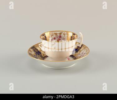 Tasse und Untertasse; möglicherweise von Spode Ceramic Works; Porzellan, Overglaze-Emaille und Vergoldung; Tasse: 6,8 x 10,2 cm (2 11/16 x 4 Zoll) Untertasse: 14,5 x 3,1 cm (5 11/16 x 1 1/4 Zoll) Stockfoto