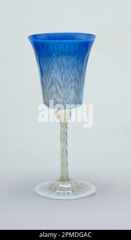 Becher; hergestellt von Louis Comfort Tiffany (amerikanisch, 1848–1933); Favrilglas; Gesamt: 17,2 x 7,6 cm (6 3/4 x 3 Zoll); Bequest von Joseph L. Morris; 1966-55-7-b Stockfoto