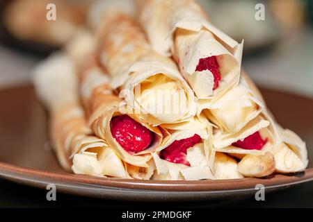 Pfannkuchen mit Obst. Süßer Pfannkuchen mit Kirschen und Bananen Stockfoto