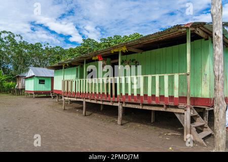 Riberenos-Gemeinden und -Häuser liegen im peruanischen Amazonas Stockfoto