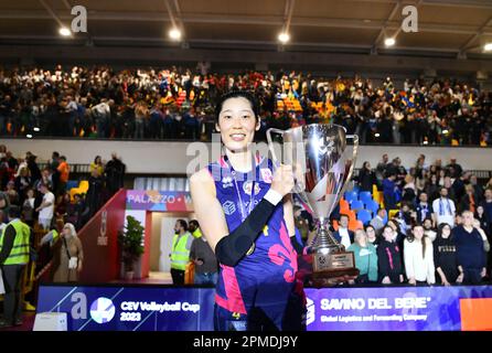 Scandicci, Italien. 12. April 2023. Zhu Ting von Scandicci feiert nach dem Finalspiel des CEV Volleyball Cup 2023 zwischen dem italienischen Savino Del Bene Scandicci und dem rumänischen CSM Volei Alba Blaj am 12. April 2023 in Scandicci, Italien, mit einer Trophäe. Kredit: Jin Mamengni/Xinhua/Alamy Live News Stockfoto