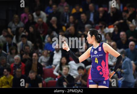 Scandicci, Italien. 12. April 2023. Zhu Ting von Scandicci reagiert während des Endspiels des CEV Volleyball Cup 2023 zwischen dem italienischen Savino Del Bene Scandicci und dem rumänischen CSM Volei Alba Blaj in Scandicci, Italien, am 12. April 2023. Kredit: Jin Mamengni/Xinhua/Alamy Live News Stockfoto