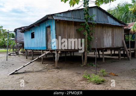 Riberenos-Gemeinden und -Häuser liegen im peruanischen Amazonas Stockfoto