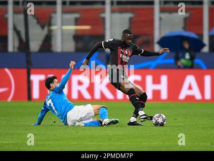 Mailand, Italien. 12. April 2023. Neapels Eljif Elmas (L) tritt am 12. April 2023 beim UEFA Champions League-Viertelfinale der ersten Teilstrecke zwischen dem AC Mailand und Neapel in Mailand, Italien, mit dem AC Mailand Fikayo Tomori an. Kredit: Augusto Casasoli/Xinhua/Alamy Live News Stockfoto