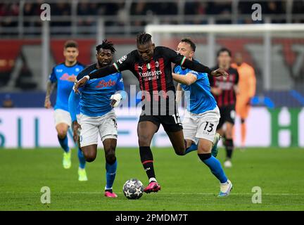 Mailand, Italien. 12. April 2023. Amir Rrahmani (R) aus Neapel tritt am 12. April 2023 im UEFA Champions League-Viertelfinale der ersten Etappe zwischen dem AC Mailand und Neapel in Mailand, Italien, mit dem AC Milan Rafael Leao (C) an. Kredit: Augusto Casasoli/Xinhua/Alamy Live News Stockfoto