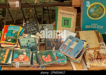 Belgrad, Serbien - 09. April 2023: Alte gebrauchte Bücher und CDs auf einem Haufen, der auf dem Flohmarkt in Belgrad verkauft wird Stockfoto