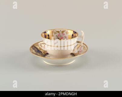 Tasse und Untertasse; möglicherweise von Spode Ceramic Works; Porzellan, Overglaze-Emaille und Vergoldung; Tasse: 7 x 10,6 cm (2 3/4 x 4 3/16 Zoll) Untertasse: 14,2 x 3 cm (5 9/16 x 1 3/16 Zoll) Stockfoto