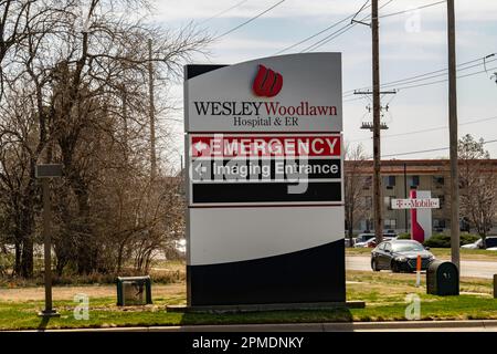 Wesley Woodlawn Hospital & Notaufnahme Säulenschild auf der Woodlawn Street in Wichita, Kansas, USA. Stockfoto