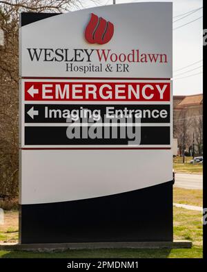 Wesley Woodlawn Hospital & Notaufnahme Säulenschild auf der Woodlawn Street in Wichita, Kansas, USA. Stockfoto