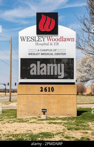 Säulenschild von Wesley Woodlawn Hospital & er, Campus of Wesley Medical Center in Woodlawn Street, Wichita, Kansas, USA. Stockfoto