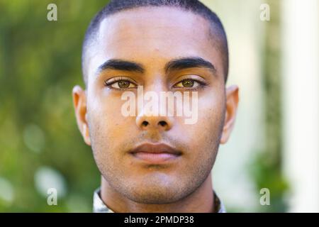 Porträt eines birassischen männlichen Soldaten in Militäruniform, der in die Kamera schaut Stockfoto