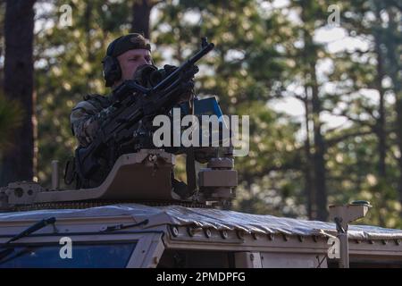 Ein niederländischer Marine mit Marineschwader Carib, Niederlande Marine Corps stellt Sicherheit während der Übung karibischer Urban Warrior auf Camp Lejeune, North Carolina, 28. März 2023. Übung Caribbean Urban Warrior ist eine bilaterale Fortbildungsmaßnahme, die darauf abzielt, die globale Interoperabilität zwischen der 2D Marine Division und der Marine Squadron Carib zu verbessern. (USA Marinekorps, Foto von Lance CPL. Ethan Miller) Stockfoto