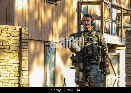 Ein niederländischer Marine mit Marineschwader Carib, Niederlande Marine Corps sichert ein Gebiet während des Trainings karibischer Urban Warrior in Camp Lejeune, North Carolina, 28. März 2023. Übung Caribbean Urban Warrior ist eine bilaterale Fortbildungsmaßnahme, die darauf abzielt, die globale Interoperabilität zwischen der 2D Marine Division und der Marine Squadron Carib zu verbessern. (USA Marinekorps, Foto von Lance CPL. Ethan Miller) Stockfoto
