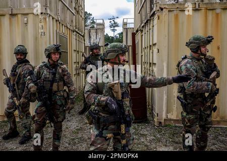 Holländische Marines mit Marinestaffel Carib, niederländisches Marinekorps suchen während des Trainings karibischer Urban Warrior in Camp Lejeune, North Carolina, 29. März 2023 ein Gebiet. Übung Caribbean Urban Warrior ist eine bilaterale Fortbildungsmaßnahme, die darauf abzielt, die globale Interoperabilität zwischen der 2D Marine Division und der Marine Squadron Carib zu verbessern. (USA Marinekorps, Foto von Lance CPL. Ethan Miller) Stockfoto