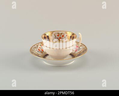 Tasse und Untertasse Tasse und Untertasse; möglicherweise von Spode Ceramic Works; Hartporzellan, glasiger Emaille, Gold Stockfoto