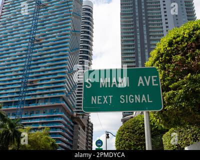 miami Metropolis Schild. miami Metropolis Schild auf der Straße. miami Metropolis Schild Stockfoto