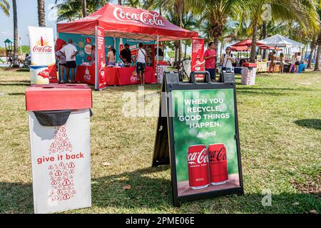 Miami Beach Florida, Lummus Park, Miami Beach Live Carnaval Experience, Coca-Cola-Werbeunternehmen Recycling, Schilderinformationen, Promoter Stockfoto