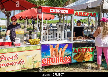 Miami Beach Florida, Lummus Park, Miami Beach Live Carnaval Experience, Spring Break Breakers, männliche Männer, weibliche Frauen, Erwachsene, Bewohner Stockfoto