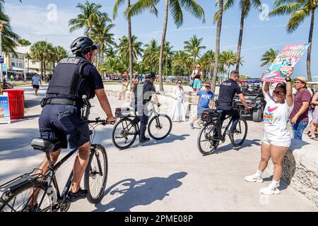 Miami Beach Florida, Miami Beach Live Carnaval Experience, Lummus Park, Polizei Polizist Polizisten Patrouille, Männer Männer Männer, Frauen Frauen weiblich, Erwachsener adul Stockfoto