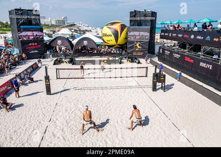 Miami Beach Florida, Miami Beach Live Carnaval Experience, Spring Break Breakers, Volleyball-Turnierspieler, die ein Spiel spielen, Fans Publikum beobachten Stockfoto