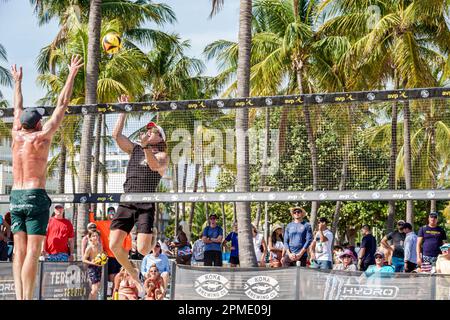 Miami Beach Florida, Miami Beach Live Carnaval Experience, Spring Break Breakers, Volleyball-Turnierspieler, die ein Spiel spielen, Fans Publikum beobachten Stockfoto