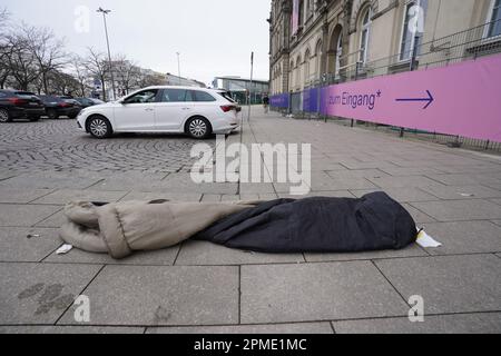 Hamburg, Deutschland. 12. April 2023. Ein Schlafsack liegt auf einem Bürgersteig. Die Behandlung von Obdachlosen in Hamburgs Innenstadt ist am Donnerstag im stadtarlament Diskussionsthema. Die Linke Partei beschuldigt Obdachlose, aus dem Stadtzentrum vertrieben und kriminalisiert worden zu sein. Kredit: Marcus Brandt/dpa/Alamy Live News Stockfoto