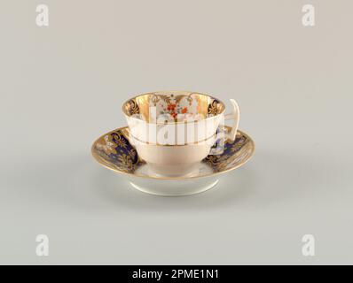 Tasse und Untertasse Tasse und Untertasse; möglicherweise von Spode Ceramic Works; Hartporzellan, glasiger Emaille, Gold Stockfoto