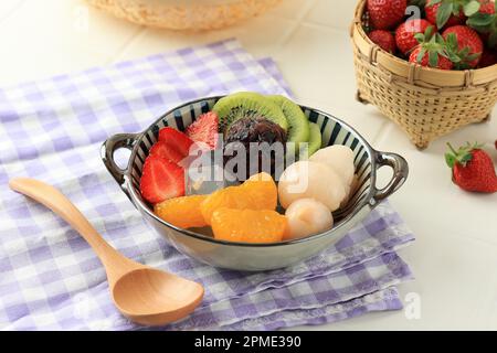 Anmitsu Japanische Süßspeise mit Agar-Kantinengelee, Fruchtmischung und Rotbohnen-Paste Stockfoto