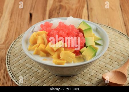 Es Campur oder Es Oyen ist eine Mischung aus Früchten und Shaved Ice, serviert auf einer Schale beliebtes Dessert in Bandung West Java Stockfoto