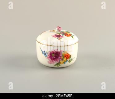 Überdachte Zuckerschale mit Blumen Zuckerschale; hergestellt von Meissen Porcelain Manufactory (Deutschland); Porzellan, glasiger Emaille, Gold Stockfoto