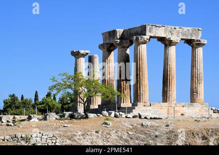Der antike Apollo-Tempel an der archäologischen Stätte von Korinth und Museum in Korinth Griechenland' an einem sonnigen Tag mit blauem Himmel. Stockfoto