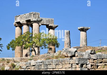 Der antike Apollo-Tempel an der archäologischen Stätte von Korinth und Museum in Korinth Griechenland' an einem sonnigen Tag mit blauem Himmel. Stockfoto